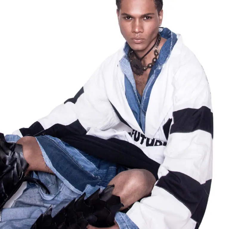 Modelo da campanha BOOM! #02 vestindo jaqueta branca com listras pretas e peças de jeans