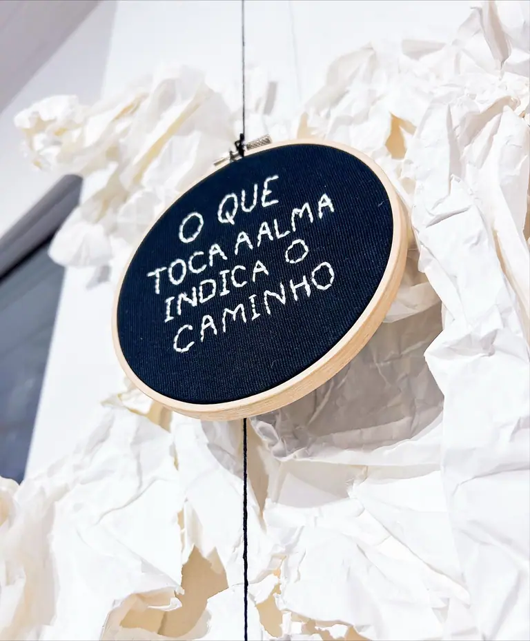 Bastidor bordado com a frase: o que toca a alma indica o caminho