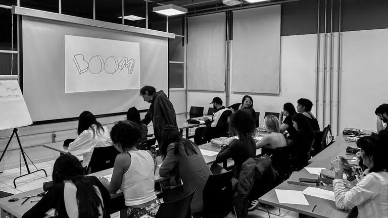 Sala de aula do BOOM! Novos Talentos com participantes diante de projeção