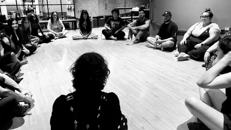 Participantes do BOOM! sentados em roda durante um LAB de formação