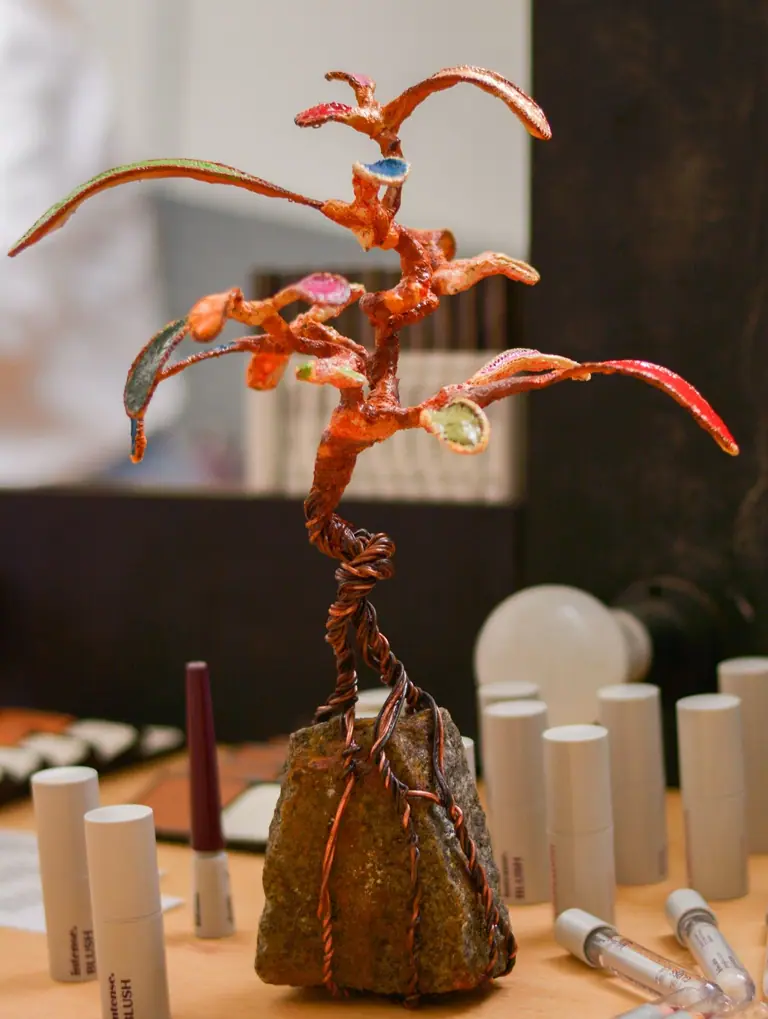 Troféu do BOOM! Novos Talentos: escultura de árvore colorida enraizada em pedra, do artista Thiago Sancho